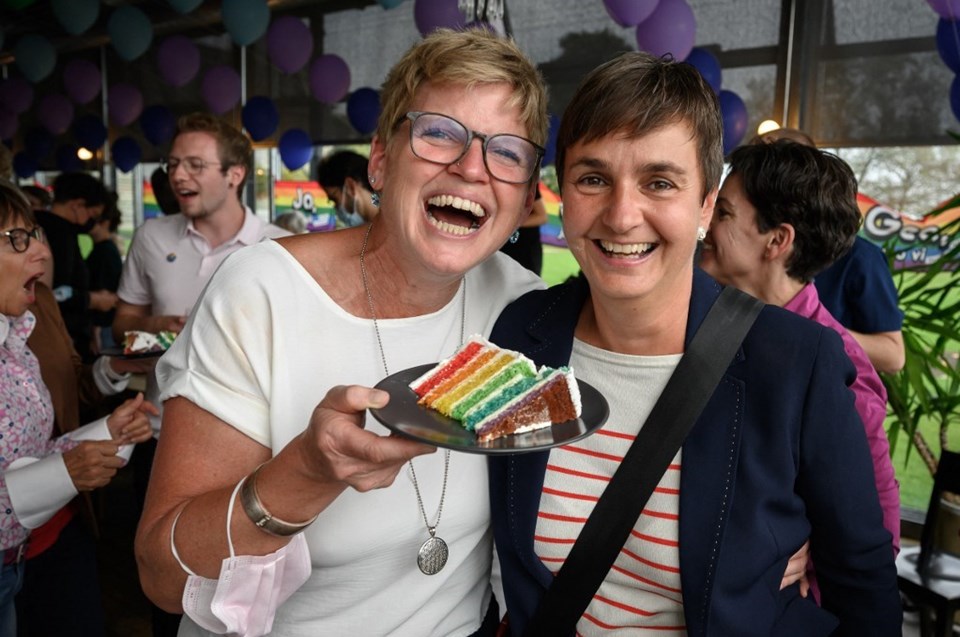İsviçre'de eşcinsellerin evlenmesine ilişkin yasa kabul edildi - 1