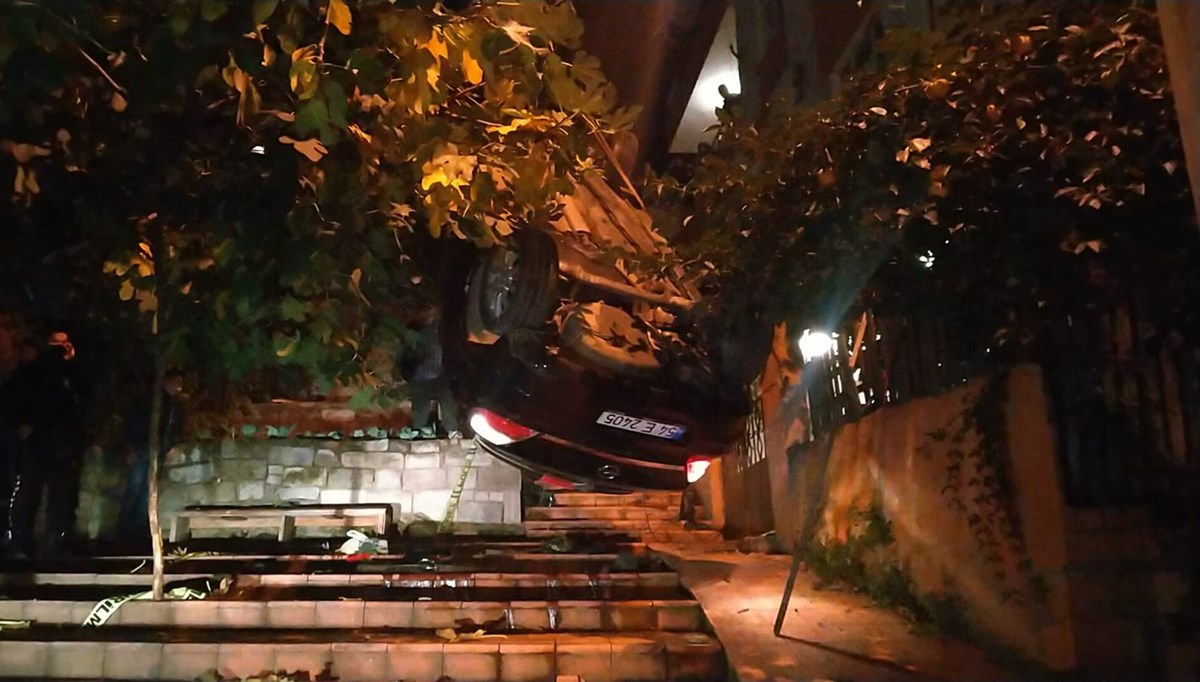 Fren yerine gaza bastığı otomobiliyle merdivenlerden yuvarlandı