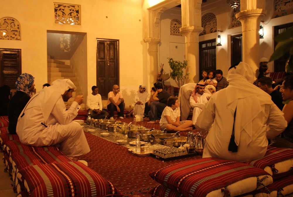 В рамадан едят мясо. ОАЭ Ramadan ифтар. Меджлис арабов. Рамадан в ОАЭ Дубай. ИД Аль Фитр в ОАЭ.