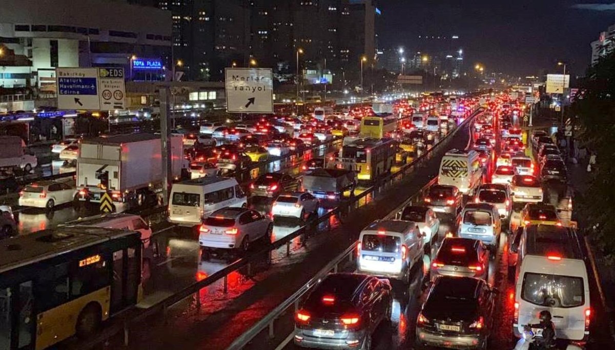 İstanbul’da trafik kilitlendi