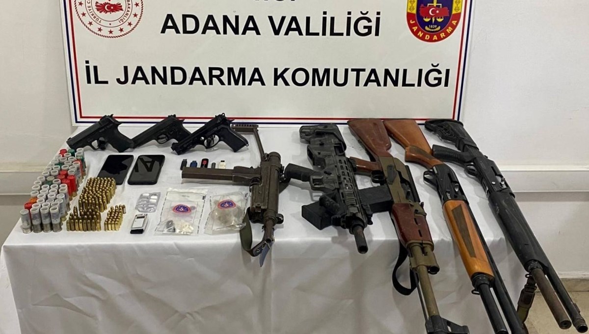 Adana'da bir evde 4 ruhsatsız tabanca ele geçirildi