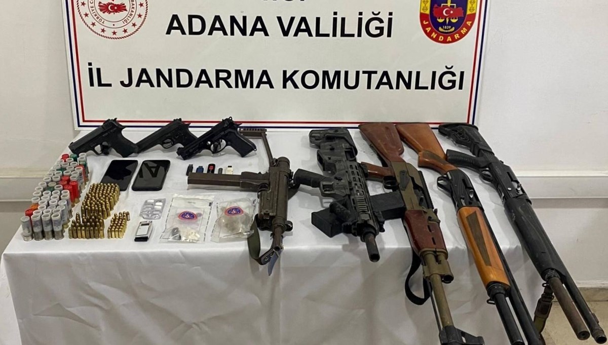 Adana'da bir evde 4 ruhsatsız tabanca ele geçirildi Adana'da bir evde 4 ruhsatsız tabanca ele geçirildi