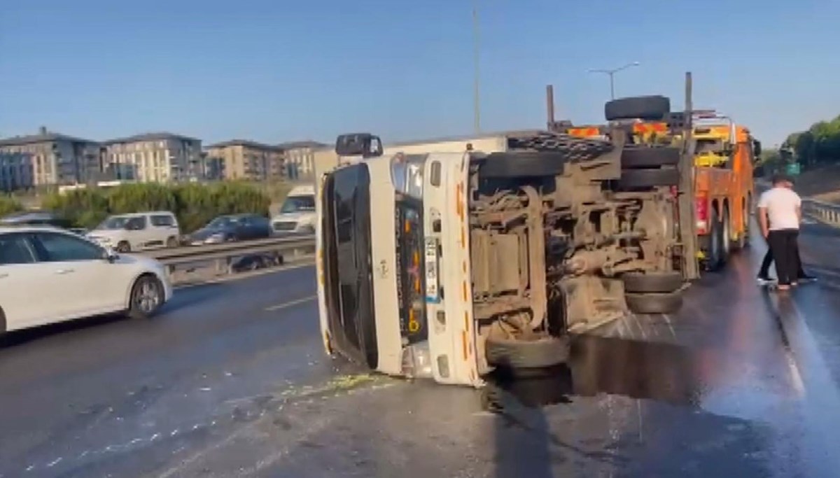 Başakşehir'de kamyonet devrildi