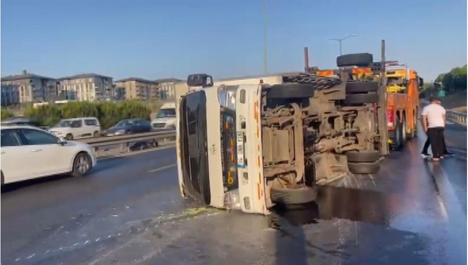 Başakşehir'de kamyonet devrildi: TEM Otoyolu'nda yoğunluk oluştu