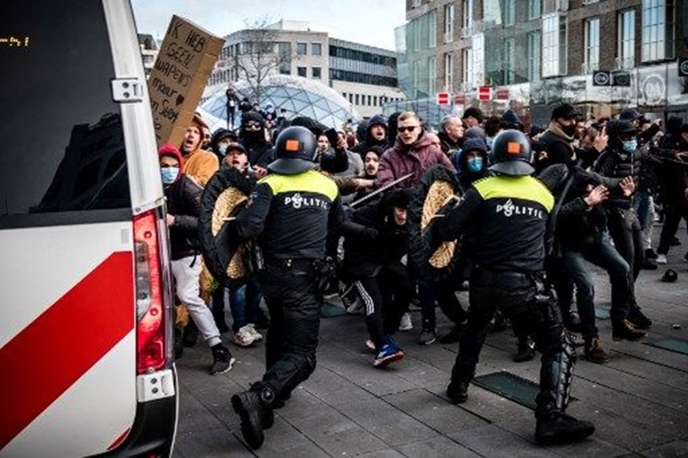 Hollanda'da Covid-19 önlemleri protestosu: 30 gözaltı - 2