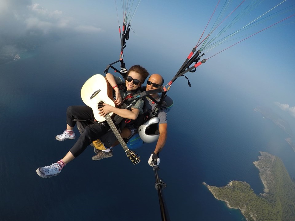 Yamaç paraşütünde gitar izlenme rekoru kırdı (Xu Fe Türkiye'de) - 2