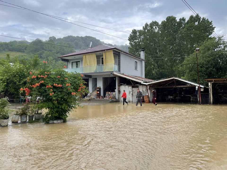 Bartın'da sel riski altındaki bazı evler boşaltıldı.