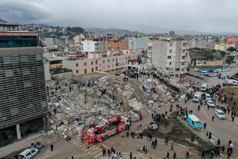 Deprem bölgesinden çarpıcı fotoğraflar: Binalar yerle bir oldu! - 9