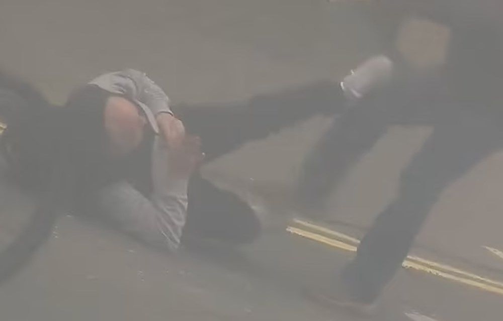 Londra'daki Türk Konsolosluğu önünde Kur'an-ı Kerim yakıldı - 2