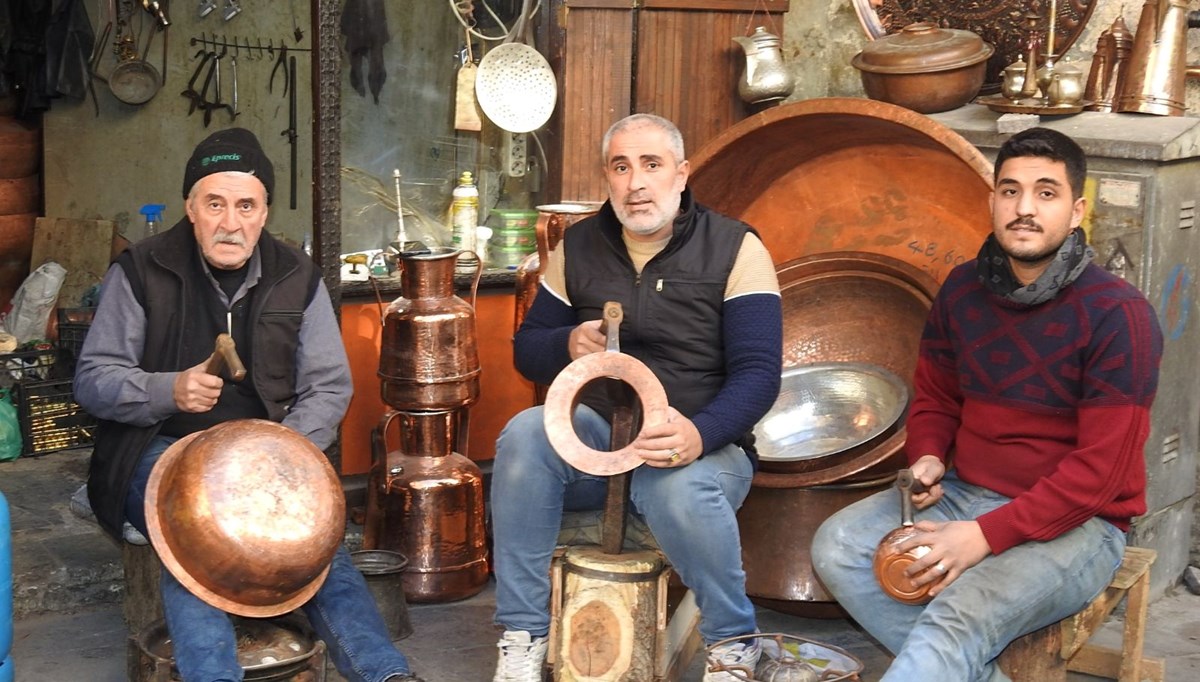 Suriyeli bakırcı ustası, mesleğine ülkesinde devam edecek: Vatanımıza dönmek için gün sayıyoruz Suriyeli bakırcı ustası, mesleğine ülkesinde devam edecek: Vatanımıza dönmek için gün sayıyoruz