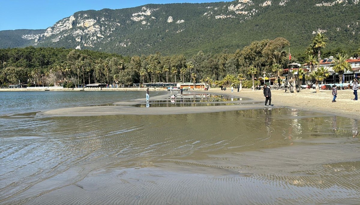 Akyaka'da deniz suyu 30 metre çekildi