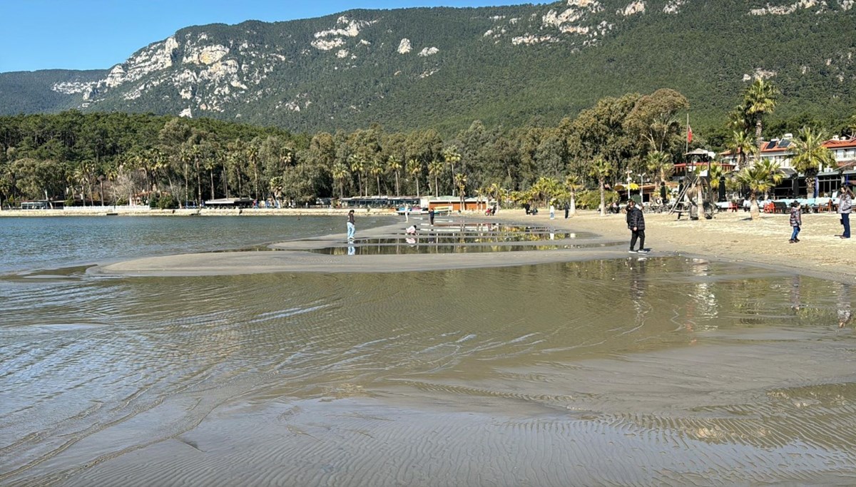 Akyaka'da deniz suyu 30 metre çekildi Akyaka'da deniz suyu 30 metre çekildi