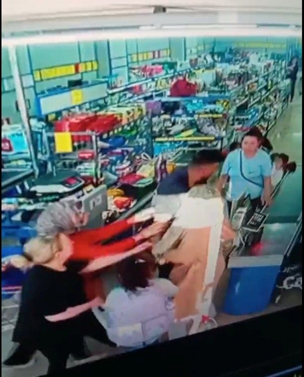 Markette dehşet anları: Kadını saçlarından tutup yerde yumrukladı - 4