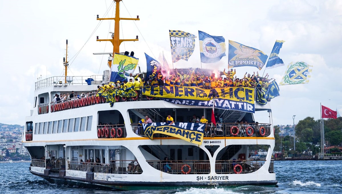 Fenerbahçeli taraftarlar Galatasaray maçı öncesi vapurlarla Kadıköy'e akın etti