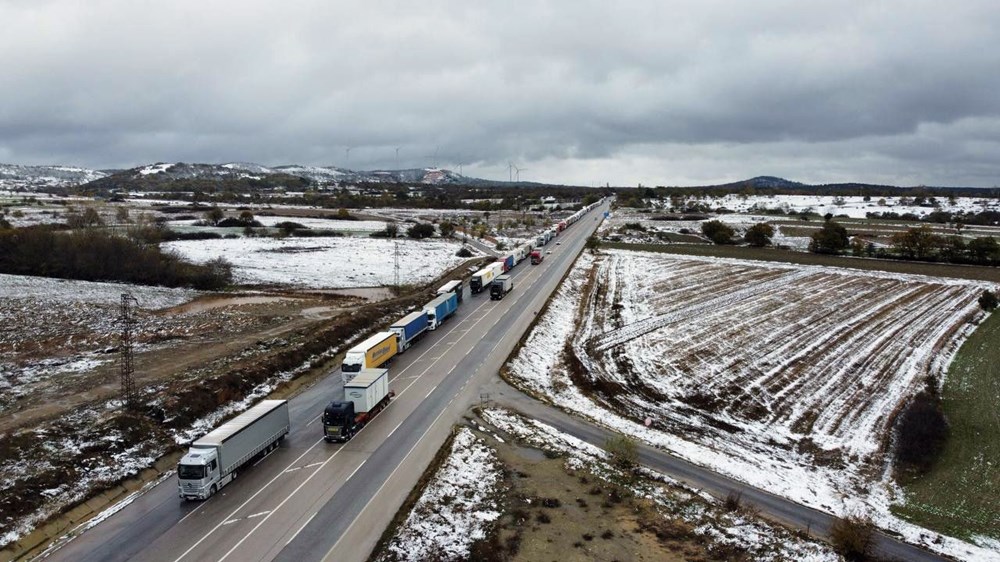 Balkanlar’da yoğun kar yolları kapattı, Edirne’de 20 kilometre kuyruk oluştu - 4