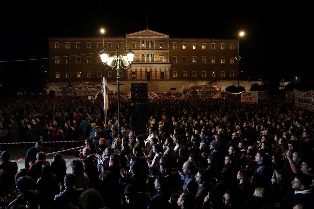 Yunan Alevleri: Hükümet Ayakta, Halk İsyan Bayrağını Çekti 74 bnVbTKPifUmkYco4PMd8uw