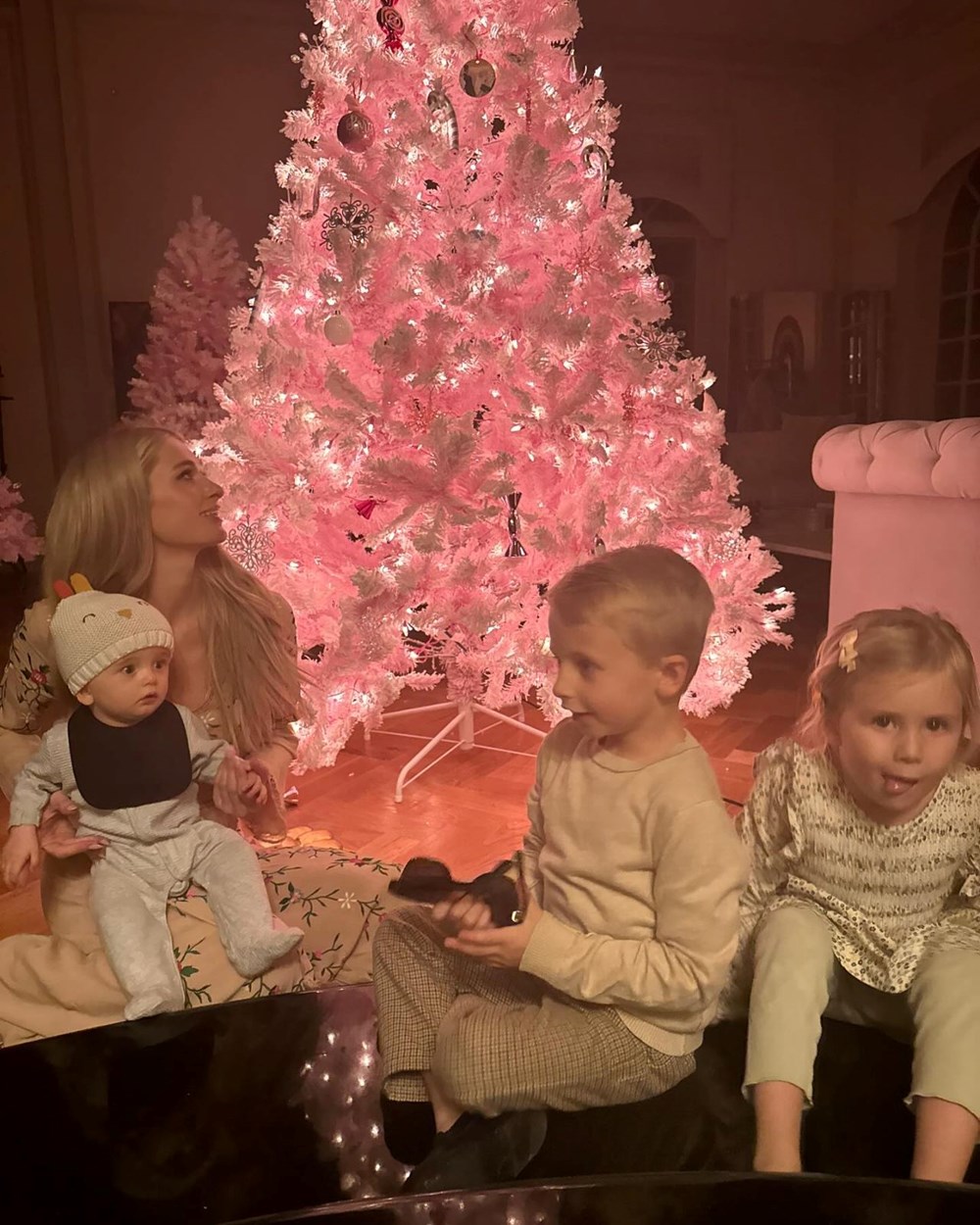 Paris Hilton'un taşıyıcı anneden kızı oldu! Bebek London'a pembe Noel kutlaması - 5