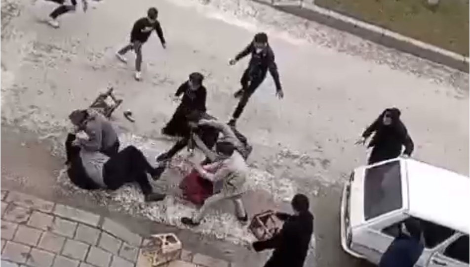 Duruşma sonrası tabure ve sopalarla birbirlerine girdiler: 9 gözaltı