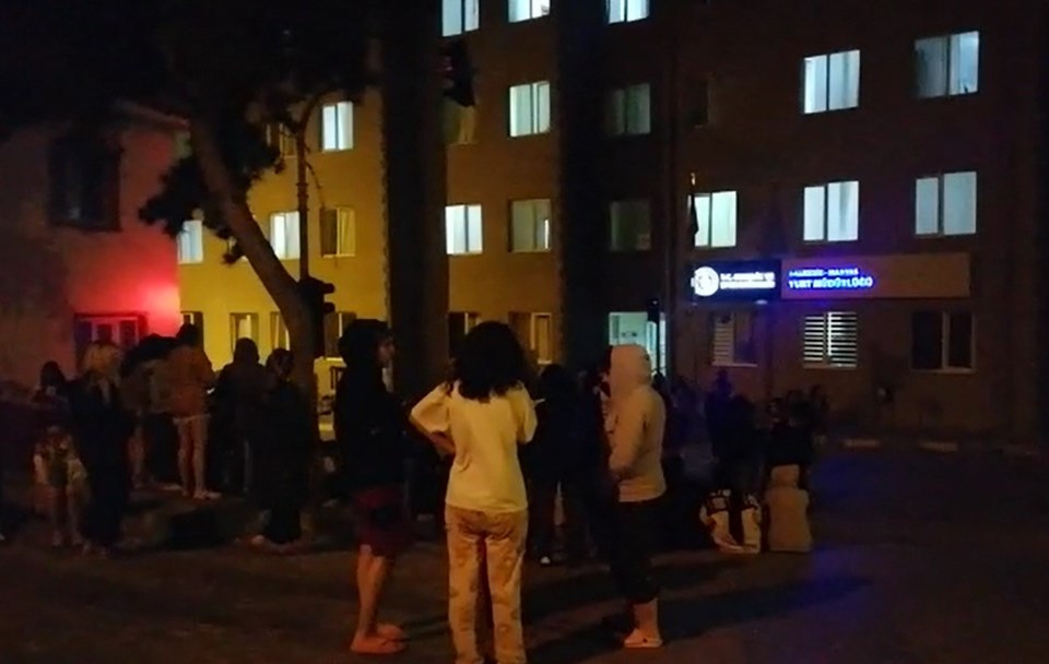 Balıkesir'de birçok vatandaş, deprem korkusu nedeniyle geceyi sokakta geçirdi.