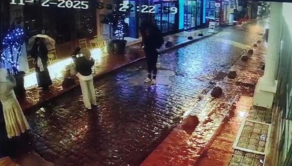 Taksim’de fotoğraf çeken turist neye uğradığını şaşırdı: Alır almaz selfie yapmış! - 2