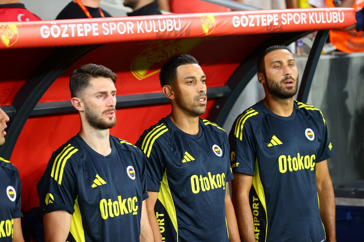 Fenerbahçeli İrfan Can Kahveci ve Cenk Tosun, Göztepe maçına yedek kulübesinde başlamıştı.