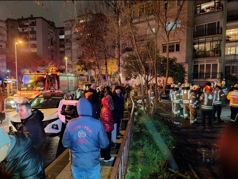 Beşiktaş'ta istinat duvarı, park halindeki 8 aracın üzerine devrildi - 4