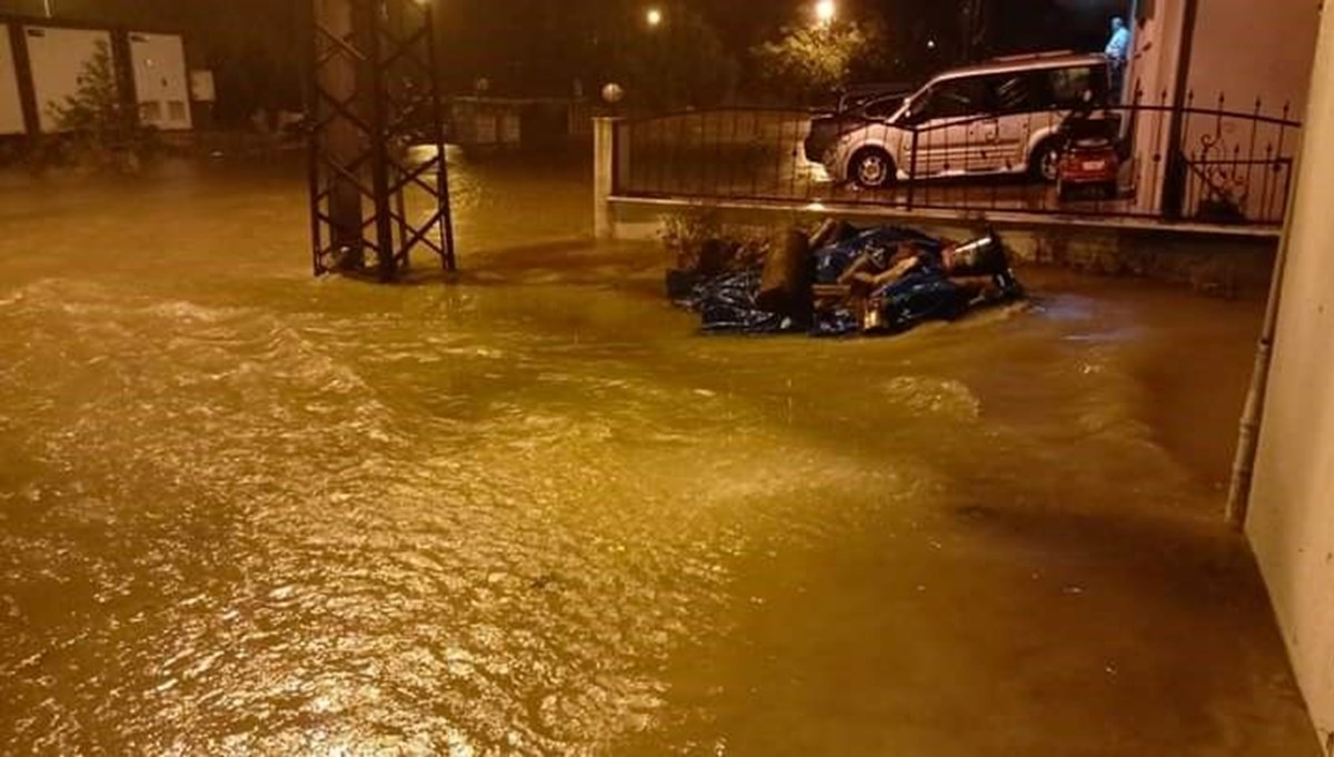 Sinop'ta şiddetli yağış taşkınlara yol açtı