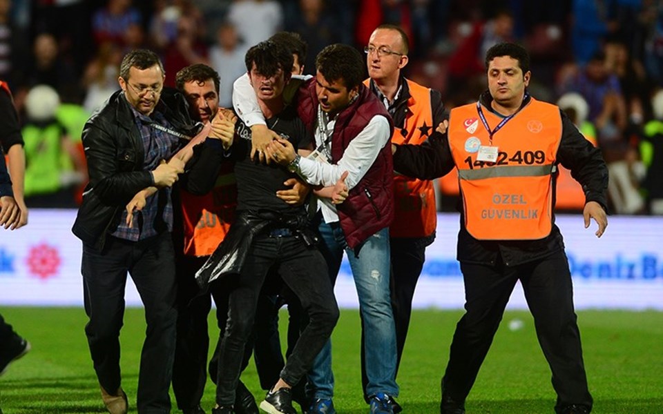 Trabzonspor-Fenerbahçe maçında hakeme saldırı! Karşılaşma tatil edildi - 3
