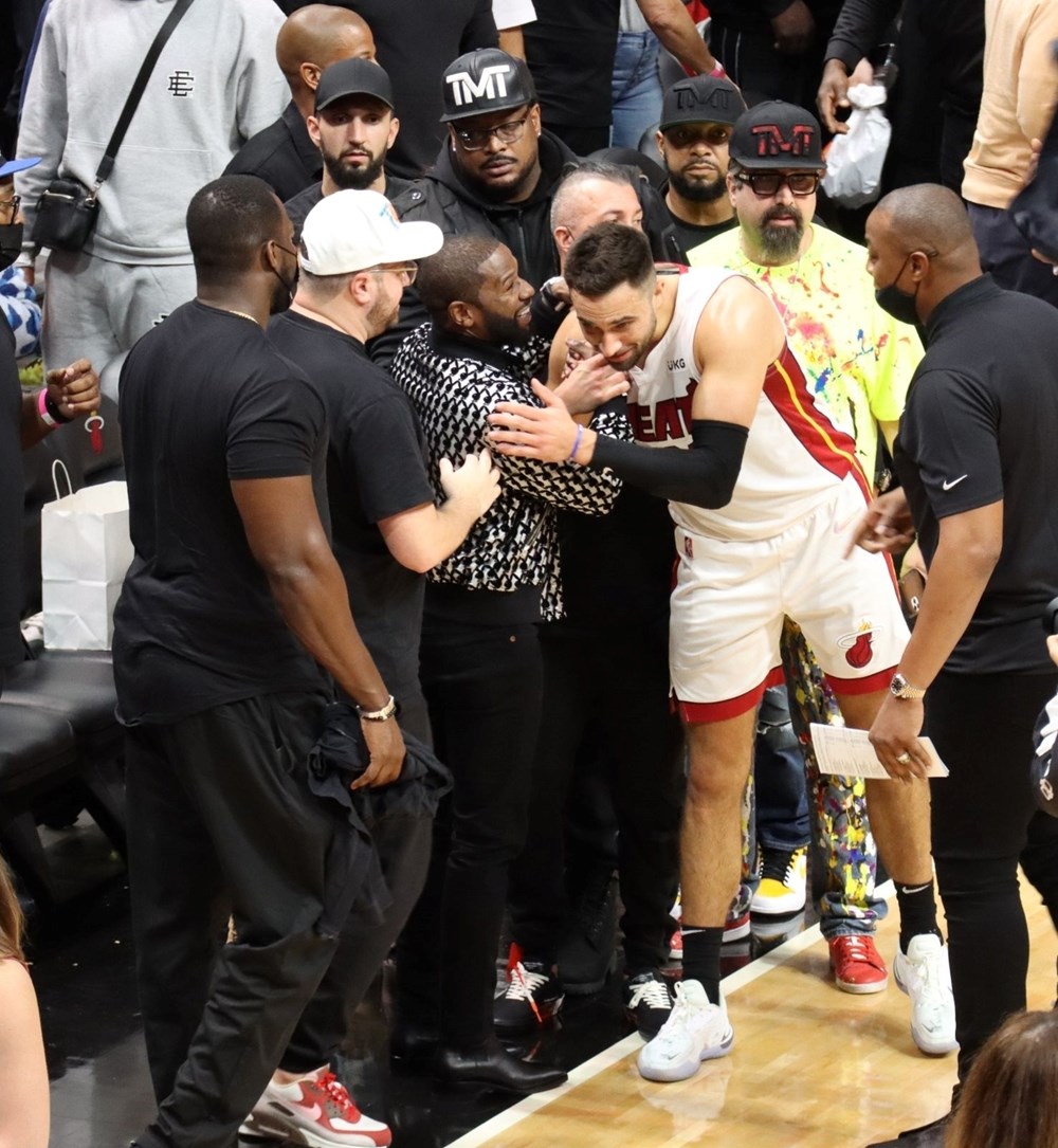 Eski boksör Floyd Mayweather basketbol maçına koruma ordusuyla geldi - 3