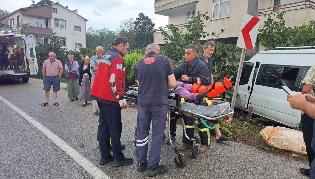 Fındık işçilerini taşıyan minibüs kaza yaptı: 17 yaralı