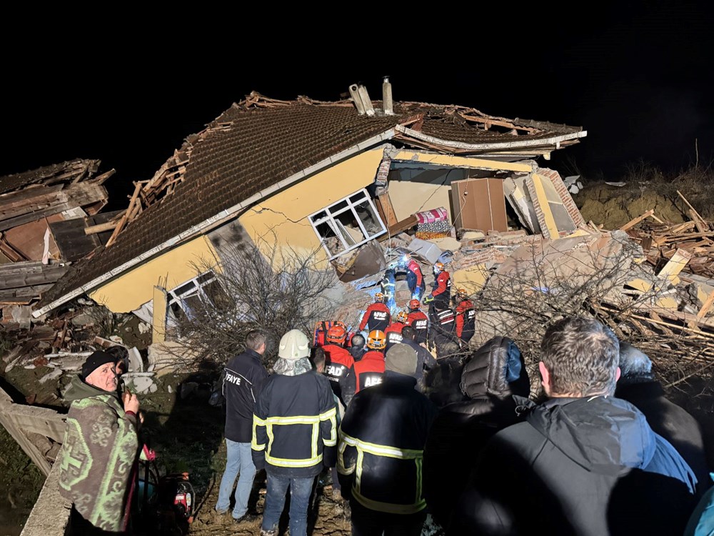 Sinop'ta heyelan: Üç ev yıkıldı - 4