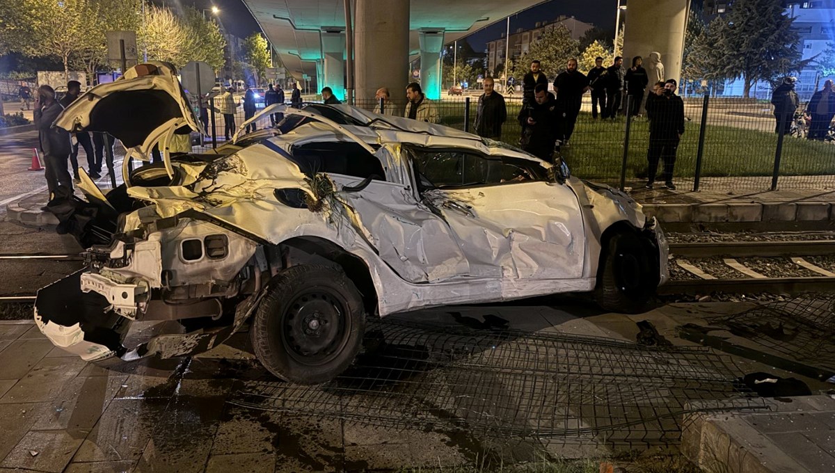 Kayseri'de yolcu treni hemzemin geçitte otomobile çarptı: 1 yaralı