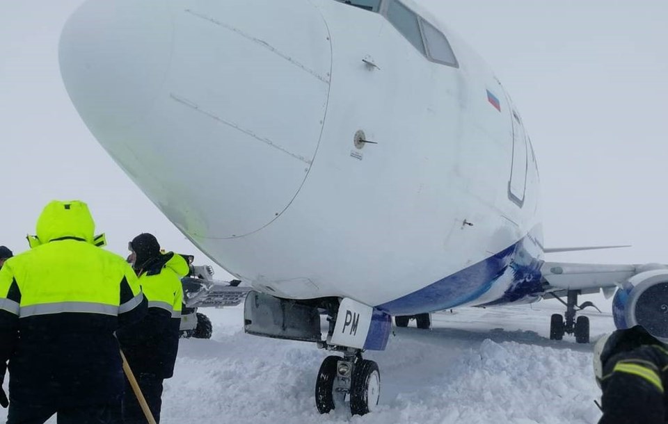 Rusya'da yolcu uçağı pistten çıktı - 1