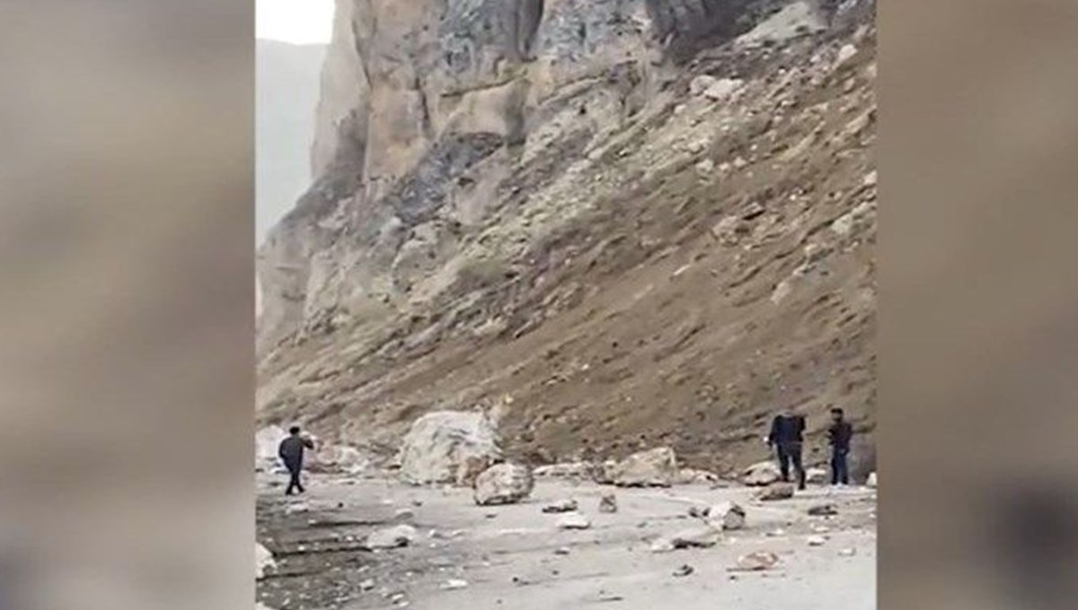 Deprem sonrası heyelan meydana geldi (NTV Whatsapp hattına gelen görüntüler)