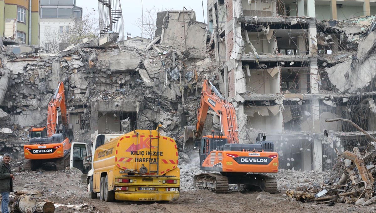 Şanlıurfa'da ağır hasarlı binaların yüzde 86'sı yıkıldı Şanlıurfa'da ağır hasarlı binaların yüzde 86'sı yıkıldı