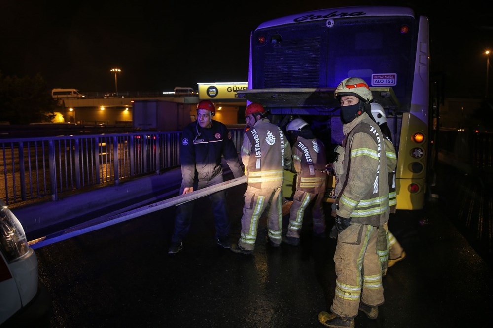 Halk otobüsü bariyerlere çarptı: 1'i ağır 4 yolcu yaralı - 4