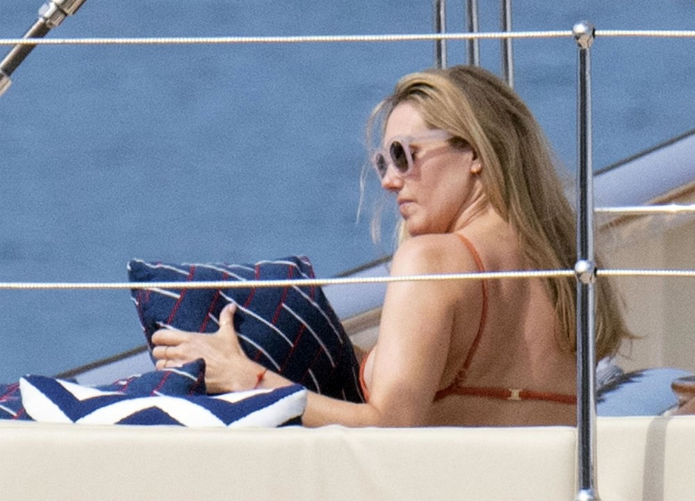 Guy Ritchie ve eşi Jacqui Ainsley tatilde: Teknede ayak masajı - 3