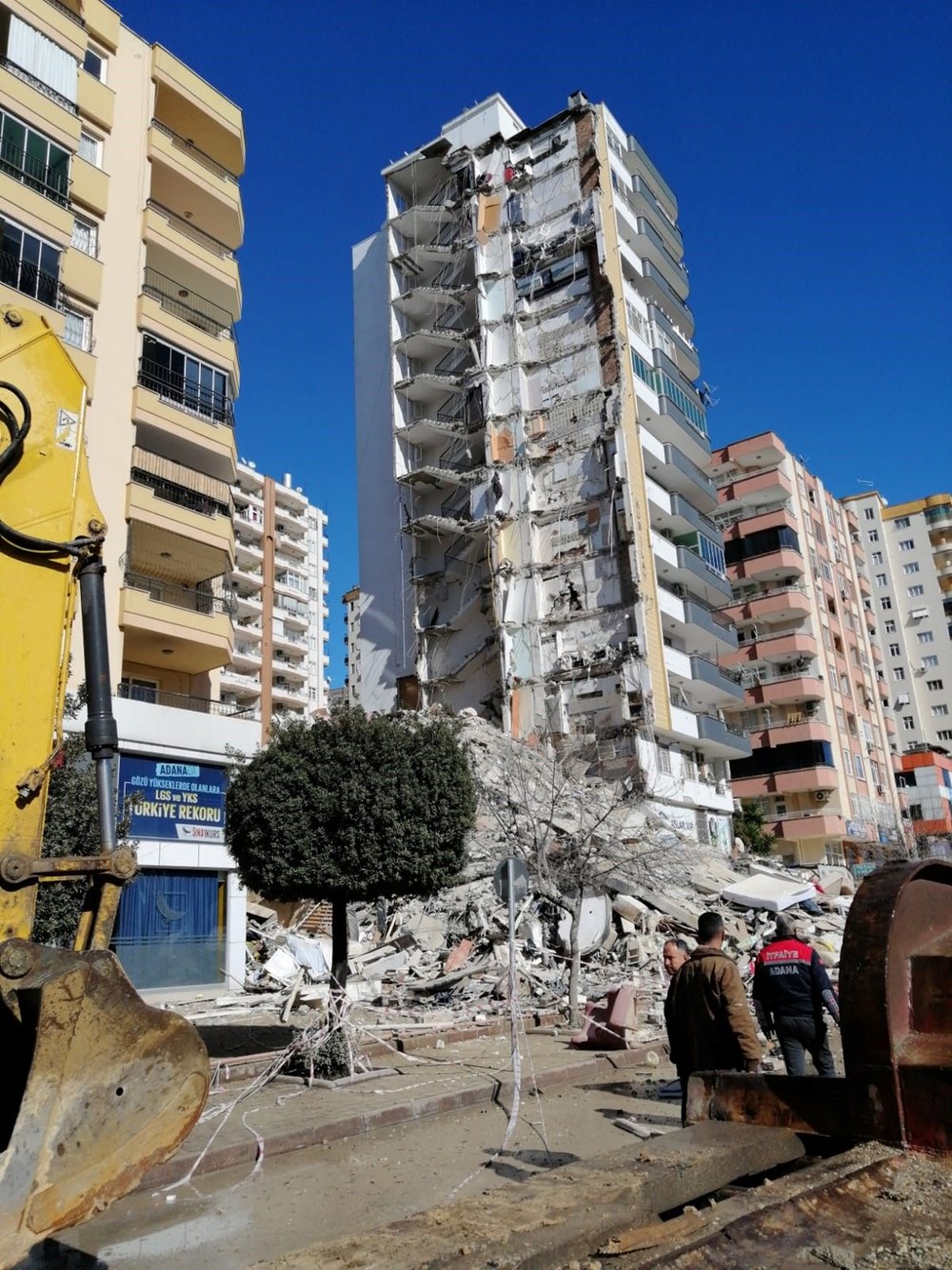 Adana'da 13 katlı binanın yarısı yıkıldı, yarısı ayakta kaldı - 4