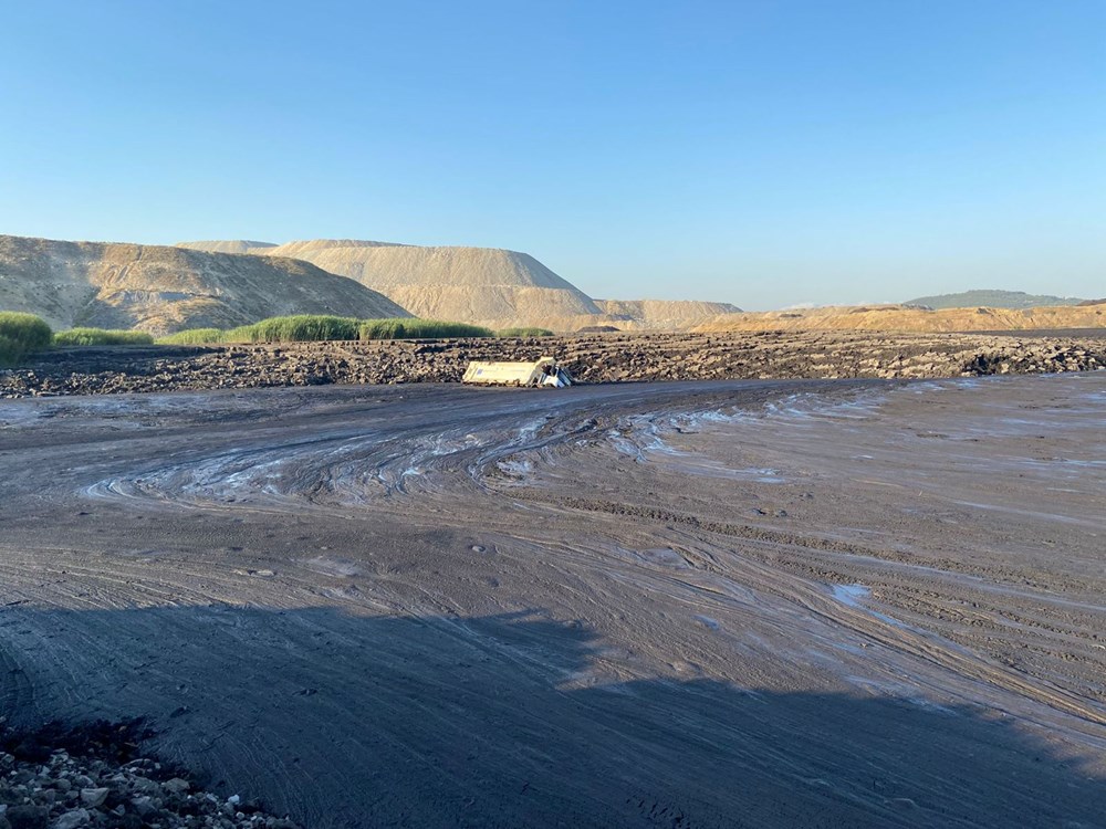 İş makinesi operatörü çamur altında kaldı - 4