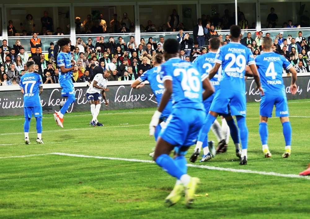 Fenerbahçe-Bodrum FK Maçında Şaşırtan An: Gol Sonrası Tüm Takım Kaleciye Yöneldi! 76 bqo 2 36f0i5m622IHMkNg