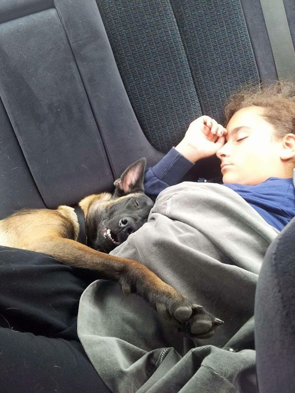 Спящие 16 летние. Собака и ребенок в машине спят.