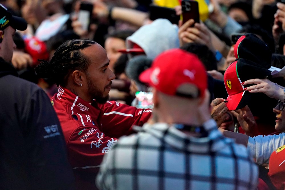 Formula 1'de Yeni Çağ Başlıyor: Hamilton ve Leclerc, 35 Bin Kişilik Dev Gösteriyle Coşturuyor 76 bqzgNzXPZ0u2RacQOdbnww