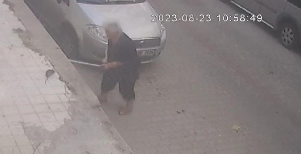 Kaldırımda otururken fare ısırdı - 1