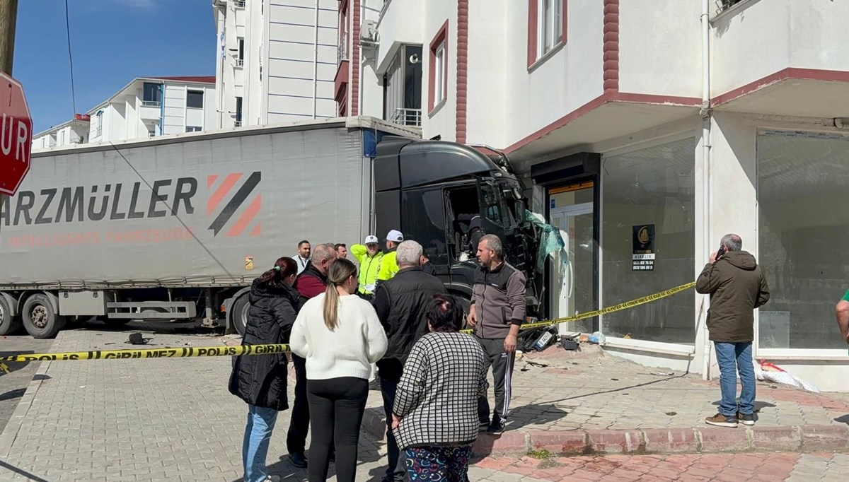 Direksiyon başında rahatsızlanan TIR sürücüsü dükkana çarptı