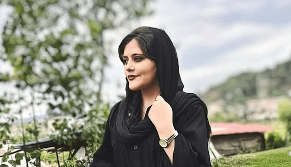 Melek Mosso Mahsa Amini protestolarına destek için sahnede saçlarını kesti - 4