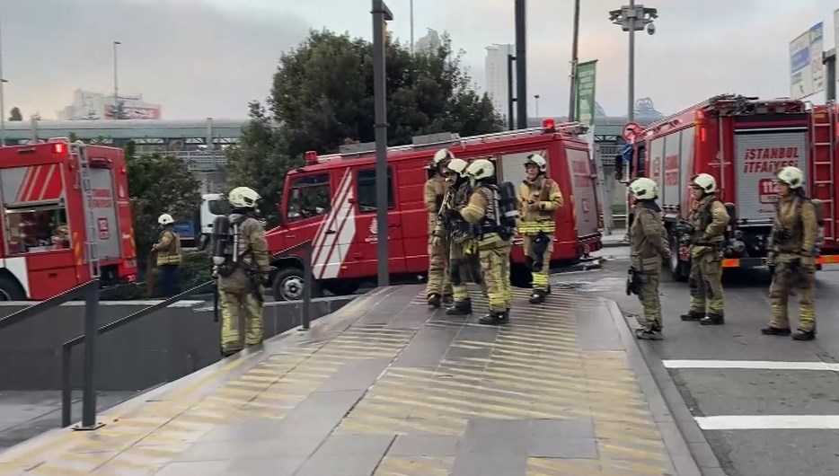 İstanbul'da AVM yangını paniğe neden oldu