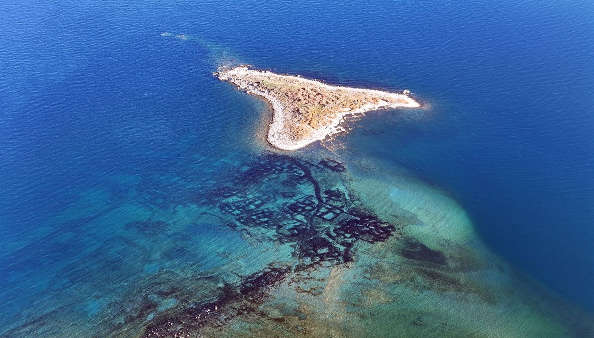 Van Gölü'nde sular çekildi: Eski yerleşim alanları dronla görüntülendi