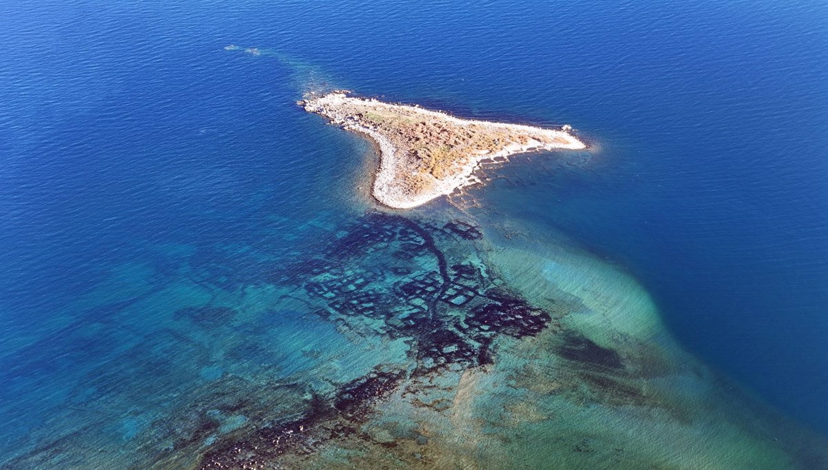 Van Gölü'nde sular çekildi: Eski yerleşim alanları dronla görüntülendi Van Gölü'nde sular çekildi: Eski yerleşim alanları dronla görüntülendi