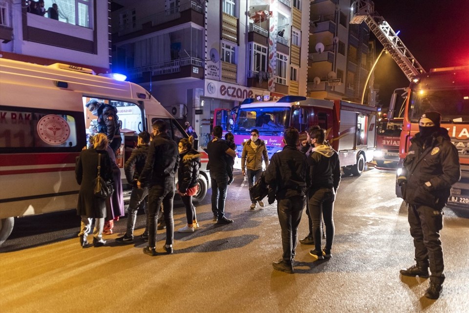 Ankara'da ev yangını: 8 kişi dumandan etkilendi - 1