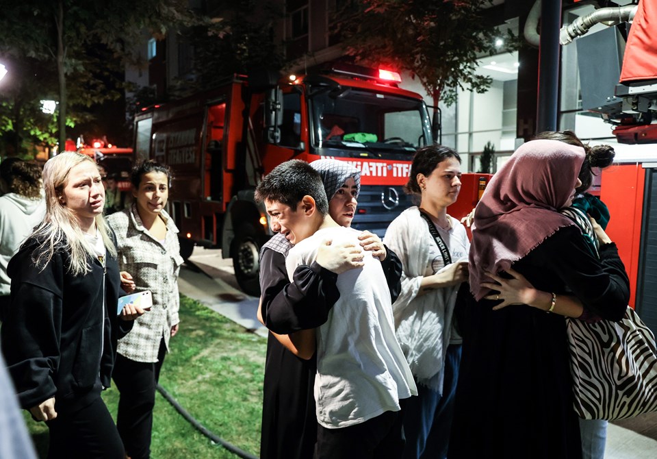 Bayrampaşa'da yangın: Mahsur kalanlar kurtarıldı - 2